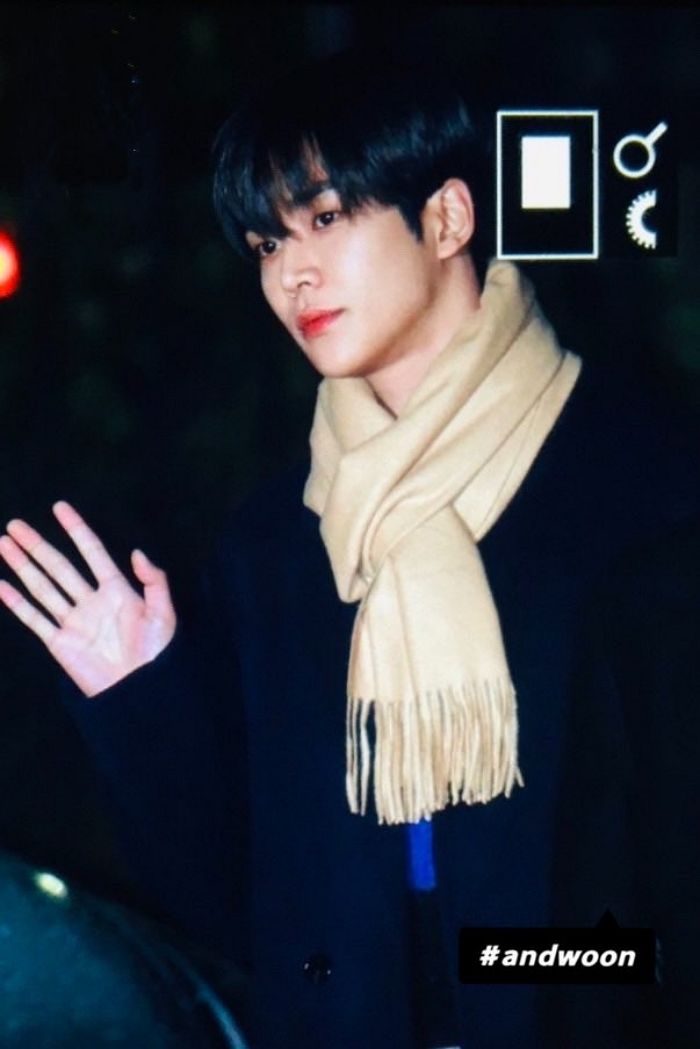 덮머리에 목도리 두르고 훈훈한 ‘과대 오빠’ 미모 뽐낸 로운