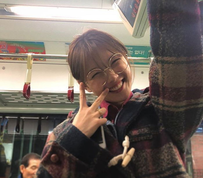 오늘(10일)자 ‘생얼+안경’ 끼고 지하철에 나타나 ‘찡긋’ 웃어준 김유정