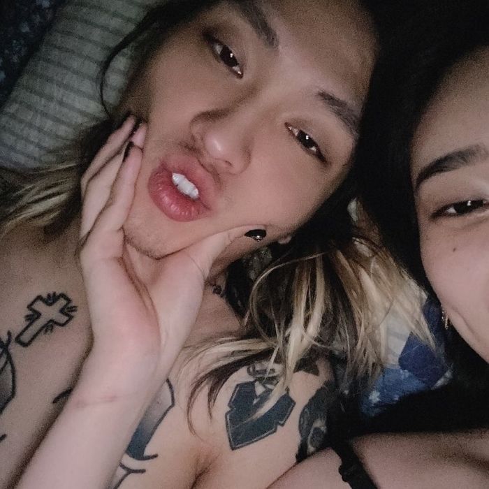 여자랑 찍은 ‘19금’ 침대 셀카 공개하며 ‘럽스타그램’ 시작한(?) 씨잼 근황