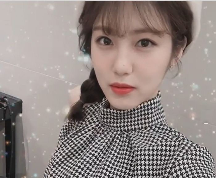 소화하기 힘든 베이지색 빵모자 쓰고도 ‘세젤예’ 미모 뽐낸 신예은