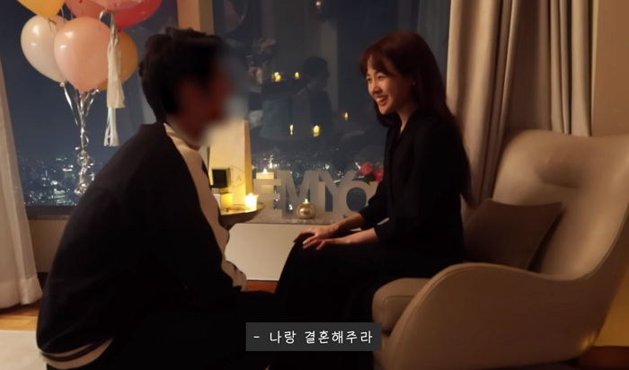 동거 중인 여친에게 깜짝 프러포즈하려 13일 동안 새벽에 일어나 ‘포토북+케이크+꽃다발’ 만든 남성