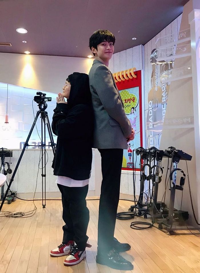 ‘40cm’ 작은 김신영 옆에 서서 설레는 덩치 차이 보여준 ‘키 191cm’ 로운
