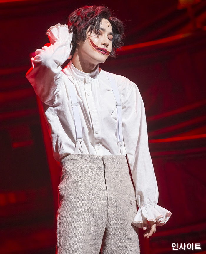 뮤지컬서 셔츠 풀어헤치고 ‘섹시+퇴폐미’ 뽐낸 엑소 수호