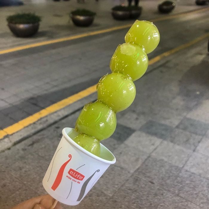 500원짜리 동전만 한 알갱이 안에 달달한 과즙 꽉 차 있는 ‘샤인머스캣 탕후루’
