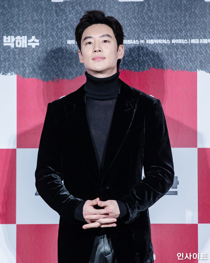 ‘올블랙’ 착장 후 ‘모태 느와르’ 미모 뽐낸 오늘(31일)자 이제훈 비주얼