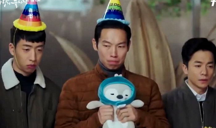 사랑의 불시착에서 중대원들이 들고 나온 보들+따뜻한 세젤귀 ‘펭귄 인형’