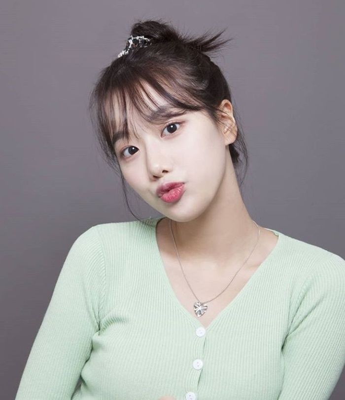 민트색 블라우스 입고 ‘과즙미’ 팡팡 터지는 ‘요정 미모’ 뽐낸 에이프릴 이나은