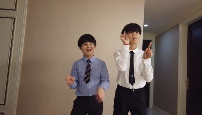 “방탄 진·뷔 어린 시절인 줄”···‘아무노래’ 챌린지 도전해 완성형 미모 뽐낸 찬형·찬호 형제