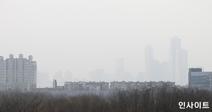 “밖에 나가지 말자”··· 주말인 오늘(8일) 한파 물러나고 ‘미세먼지’ 몰려온다