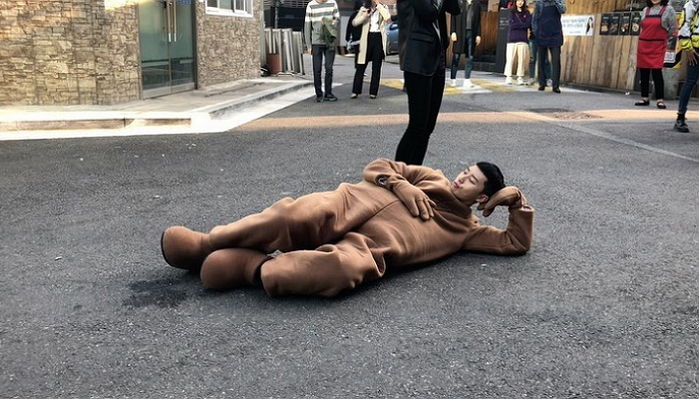 뚱땡이 ‘곰돌이탈’ 입고 땅바닥에 드러누워 시민들 위협(?)하는 박서준