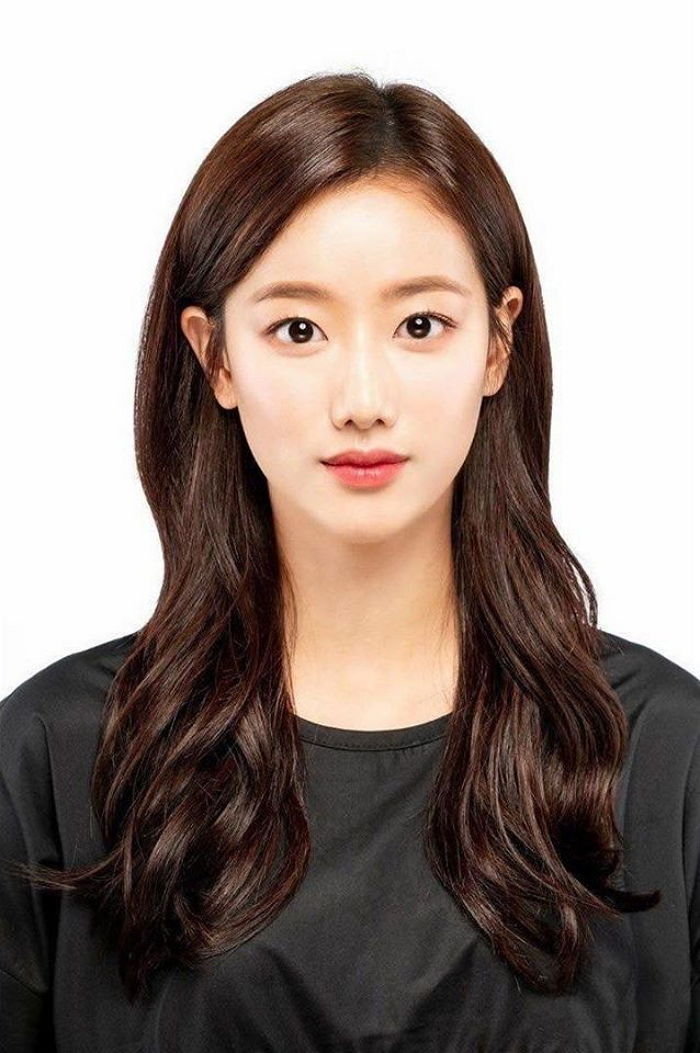 ‘청춘물’ 찢고 나온 거 아니냐고 난리 난 이나은의 우월한 증명사진