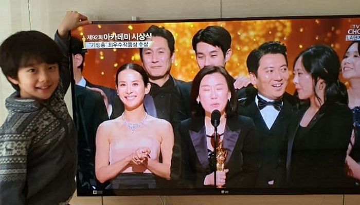 ‘수상’의 기쁨 함께하고 싶었던 ‘기생충’ 다송이의 짱귀 인증샷