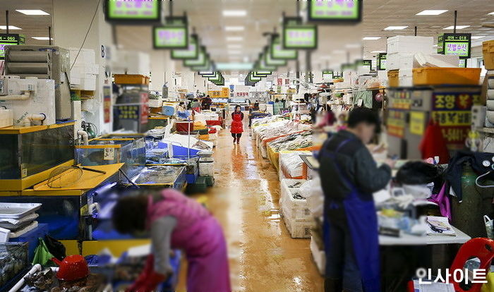 가격 폭락한 킹크랩, 노량진 수산시장서 여전히 비싸게 판다