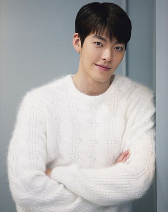 ‘새 프로필’서 새하얀 니트 입고 훈남 포스 풍기며 근황 전한 김우빈