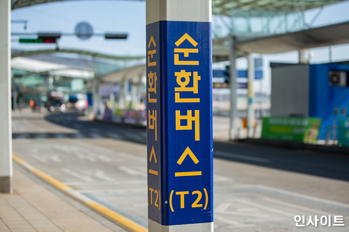 버스정류장 전광판에 교통카드 갖다 대면 카드 남은 잔액 확인할 수 있다