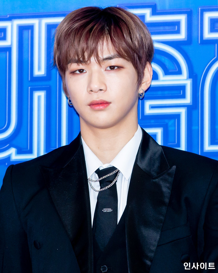 워너원 강다니엘이 28일 오후 서울 여의도 KBS홀에서 열린 '2018 KBS 가요대축제' 시상식에 참석해 레드카펫을 밟고 있다. / 사진=고대현 기자 daehyun@