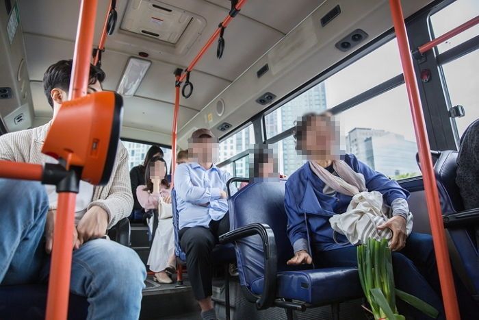 “멀리 가는데도 굳이 버스 ‘바깥 좌석’ 차지한 남성과 오늘 대판 싸웠습니다”