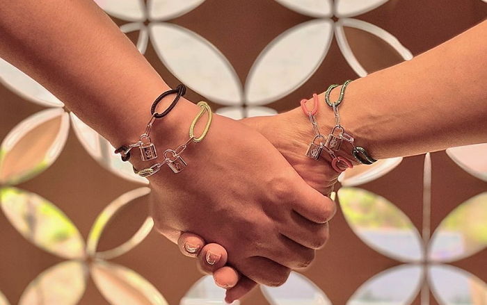 친구랑 맞춰 낄 때마다 ‘이름’으로 기부되는 ‘루이비통X유니세프’ 우정 팔찌