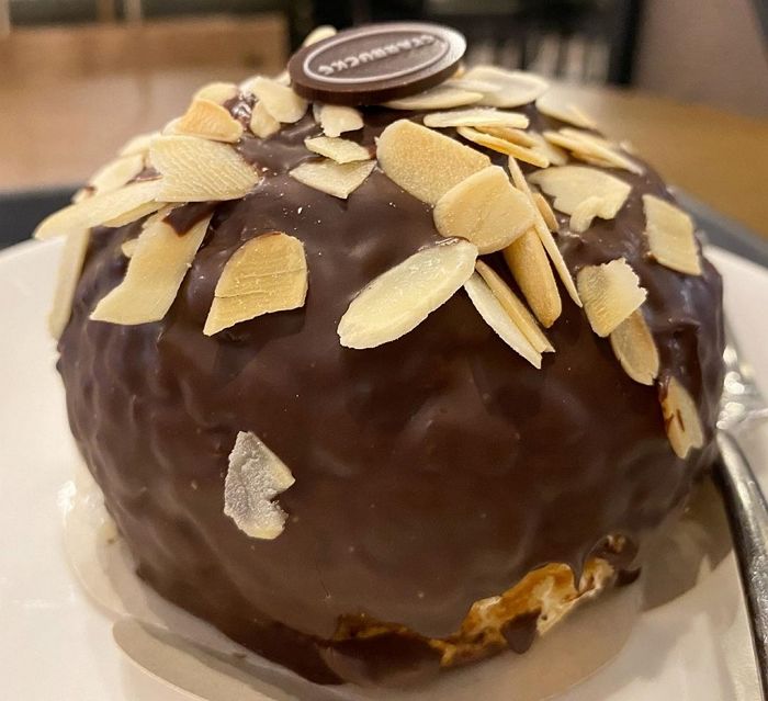 초코로 뒤덮인 빵 안에 슈크림 넘쳐흐르게 담겨 출시되자마자 난리난 스타벅스 신상 ‘슈크림 초콜릿 쿠키슈’