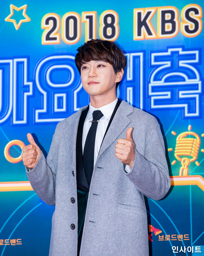 황치열이 28일 오후 서울 여의도 KBS홀에서 열린 '2018 KBS 가요대축제' 시상식에 참석해 레드카펫을 밟고 있다. / 사진=고대현 기자 daehyun@