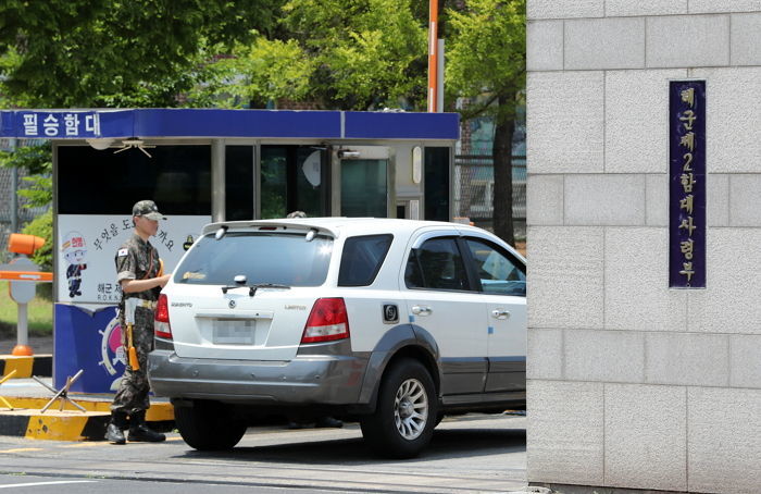 자가격리하랬더니 술 먹고 옥상서 행인들한테 술병 떨어뜨린 해군 부사관