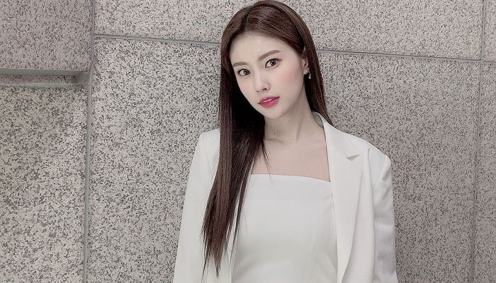 깔끔한 ‘화이트 슈트’ 입고 시크미 발산하며 ‘남심 조련’한 아이즈원 강혜원