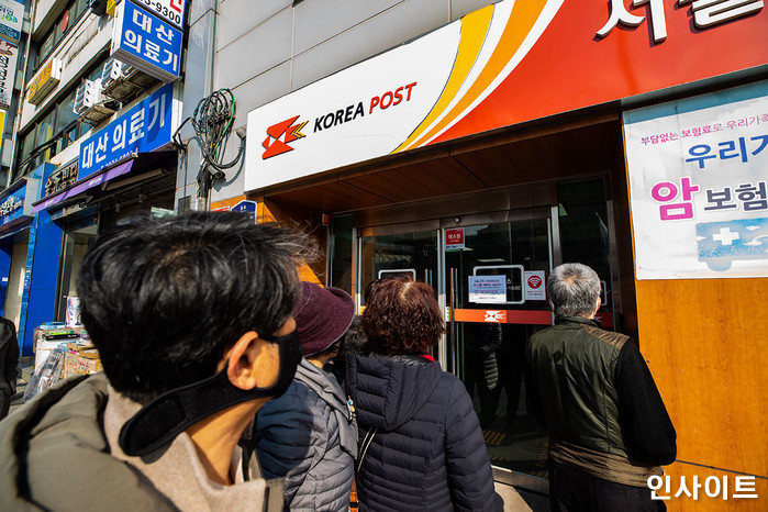 “한 번도 경험 못한 나라 만든다더니 진짜 못했다”…8시간 줄 서고 마스크 못 산 시민이 한 말