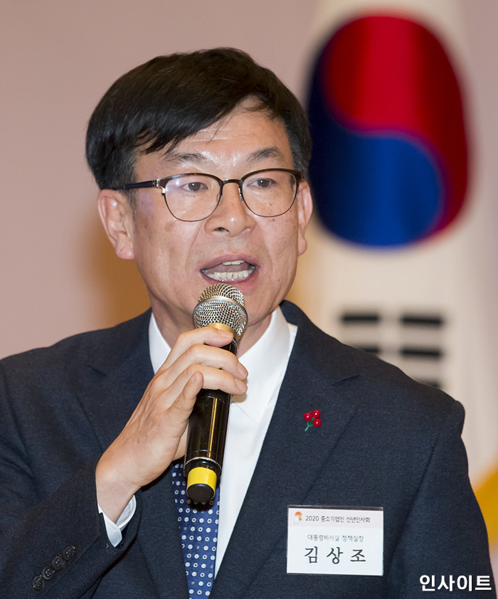 국민은 마스크 못 사 불안한데 “수요 줄여야 한다”고 강조한 문 대통령 핵심 최측근