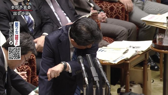 국회서 ‘마스크’도 안 쓴 채 기침 연발해 ‘코로나19’ 감염 의혹 터진 일본 아베