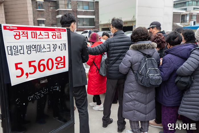 “휴대폰 요금도 버거운데 이제 마스크도 매달 ‘고정비’로 나갑니다”