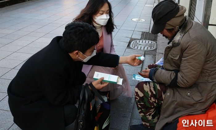 종로구, 코로나19 확산 방지 위해 쪽방촌 주민과 거리 노숙인에게 마스크 지원