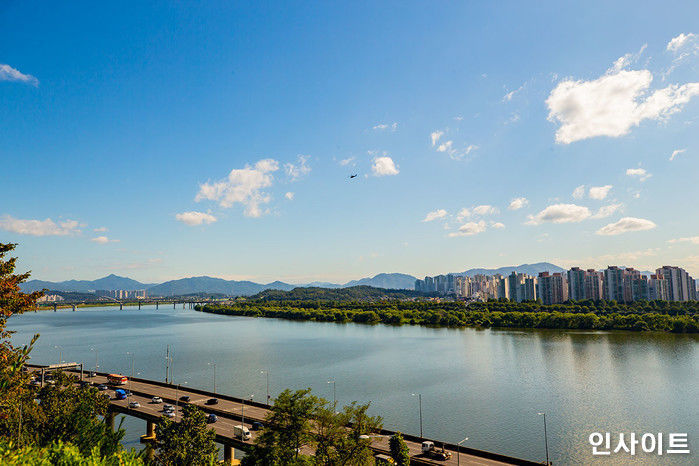 “집 데이트 하세요”···일요일인 내일(8일) 전국 맑지만 일교차 크고 미세먼지 ‘나쁨’