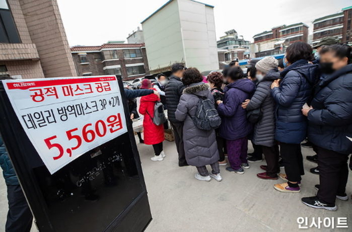 79세 할머니는 대리 구매 안 되니까 마스크 직접 줄 서서 사라는 문재인 정부