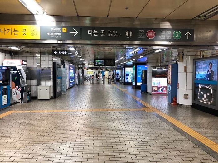 일요일인데도 사람 한 명 보이지 않는 오늘 자 오후 3시 40분 강남역 상황