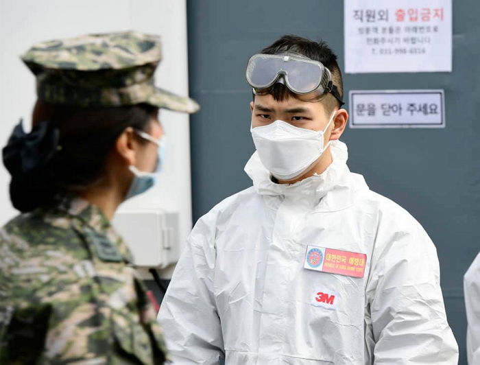 코로나 바이러스로부터 국민들 보호하느라 겨울 날씨에 땀범벅 된 해병대원들