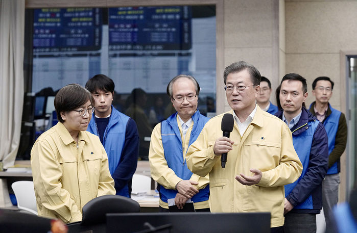 정은경의 질병관리본부 깜짝 방문해 ‘갈비찜 밥차’ 쏜 문재인 대통령