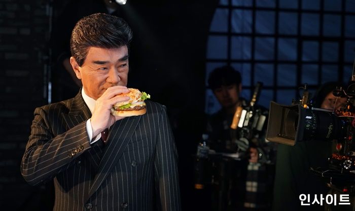 “‘덕화’트로치즈, 부~탁해요~” ... 버거킹, 이덕화 광고 촬영 비하인드 컷 공개