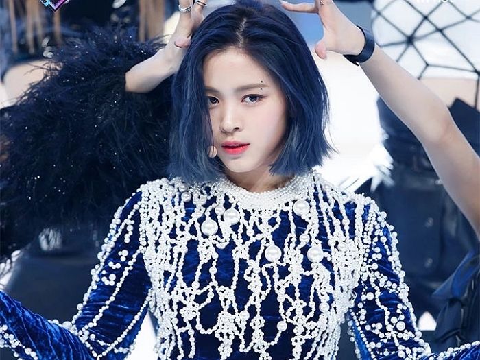 귀밑 5cm 똑단발에 반짝이 스티커로 힙한 섹시미 자랑하는 있지(ITZY) 류진