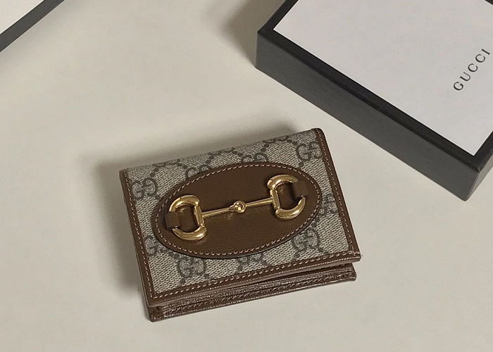 복고풍 디자인에 금장 매력 포인트 제대로 살린 ‘구찌’ 홀스빗 카드지갑