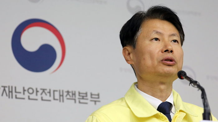 “복지부 차관, 자가격리됐지만 증상 없으니 코로나 검사 안 받겠다”