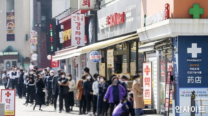 너무 가난해 딱 ‘한 장’ 구한 마스크 딸에게 씌워준 ‘노숙자’ 아빠