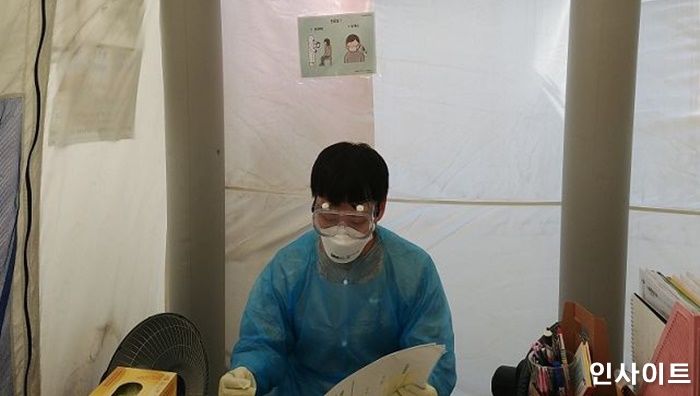 장애인과 소통하는 마포구, 코로나 선별진료소에 ‘그림글자판’ 제작해 비치