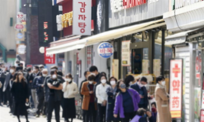 정부 “마스크 점점 안정화···1인 4장 구매할 수 있을 듯”