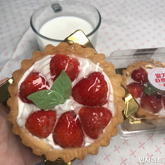 생크림 위에 상큼달달 ‘생딸기’ 잔뜩 박힌 GS25 역대급 신상 ‘딸기 타르트’