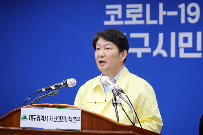 코로나19 사태에 잠도 못자고 일하다 결국 ‘실신’한 권영진 대구시장