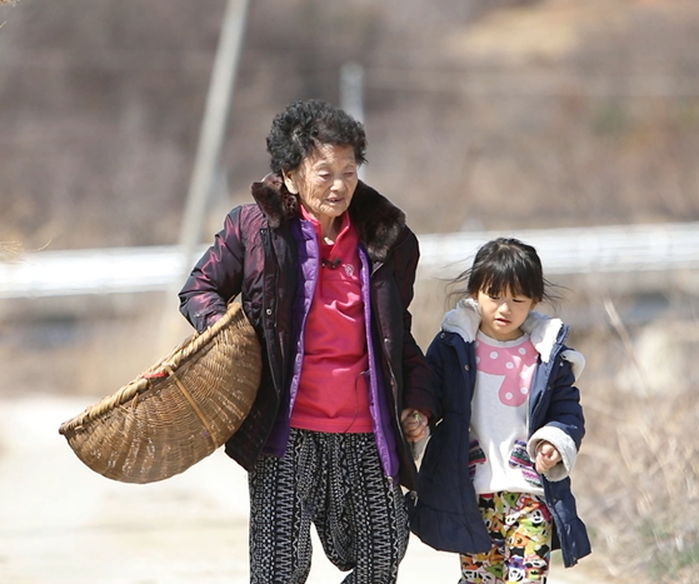 “제발 100살까지 살게 해주세요”···집 나간 며느리 대신 ‘손주 셋’ 돌보는 ‘90살’ 할머니의 소원