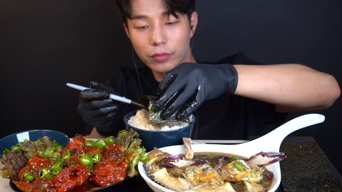 ‘공유+카톡개’ 닮은 미모로 인기 떡상 중인 먹방 유튜버