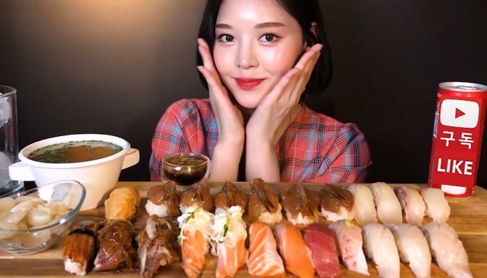 얼굴도 예쁜데 먹는 양도 넘사벽이라 계속 보게 된다는 여자 먹방 유튜버 5인