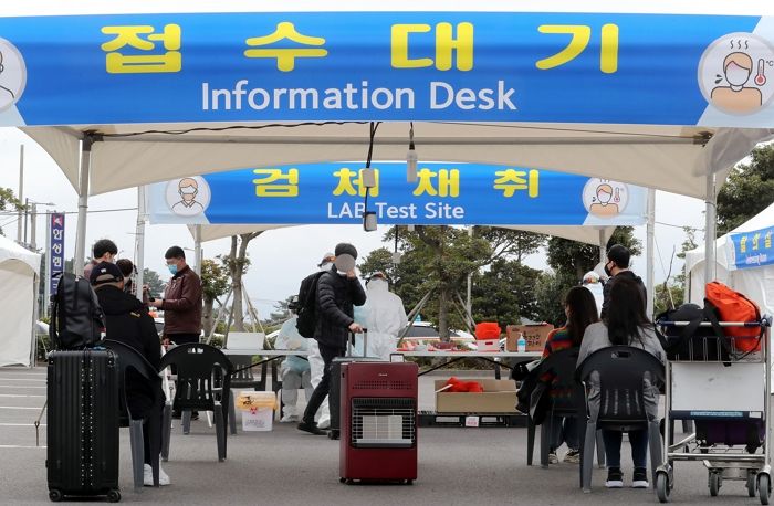 해열제 먹어 의심 증상 없었던 영국 유학생, 제주공항 ‘워킹 스루’에서 딱 걸렸다