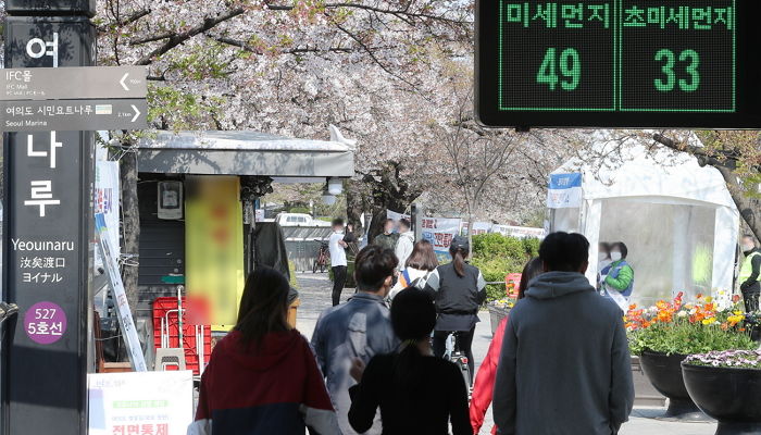 벚꽃 지기 전에 봄나들이 나온 사람들로 가득 찬 오늘(12일)자 여의도 한강공원 상황